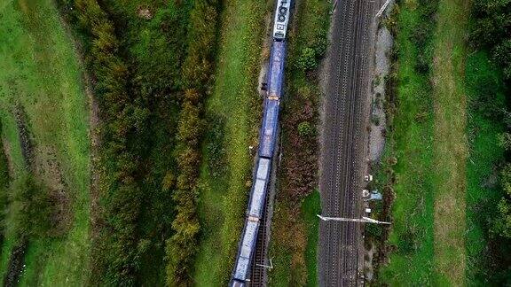 鸟瞰图一列火车运载商品在法国
