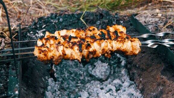 鸡肉串是在大自然的火上烤的