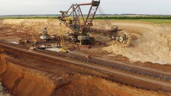 空中拍摄的巨型挖掘机在露天矿山一个褐煤露天矿有一台巨大的斗轮挖掘机