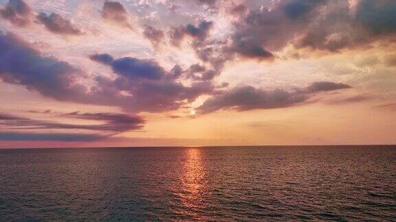 美丽的日落或日出光在海面上与水面上的太阳云反射海洋背景高角度视角无人机相机拍摄的海上日落天空背景