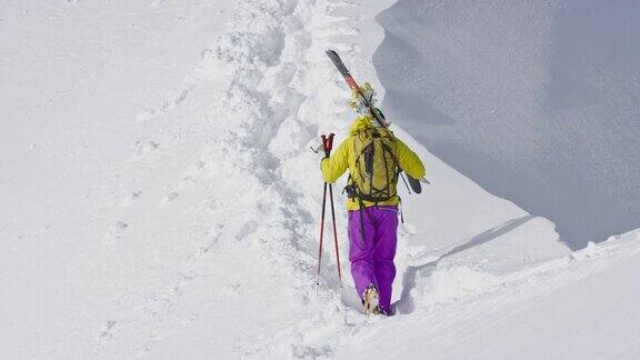 SLOMO女野外滑雪者步行上山脊