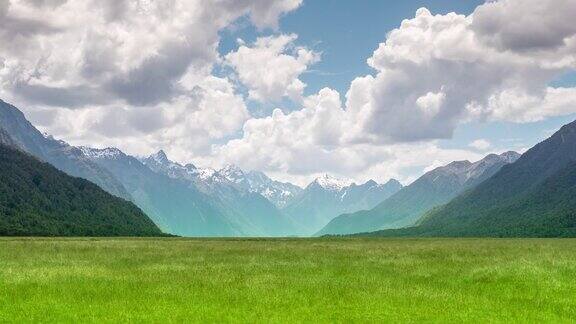 绿色的田野和山蓝色的天空