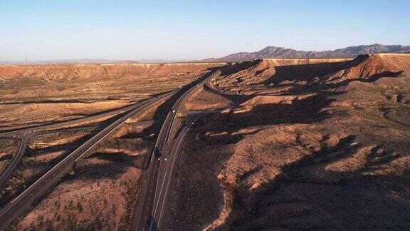 鸟瞰图之间的高速公路桌山附近的Mesquite内华达州美国在早春汽车和卡车很少来往无人机4K超高清视频与平移摄像机运动