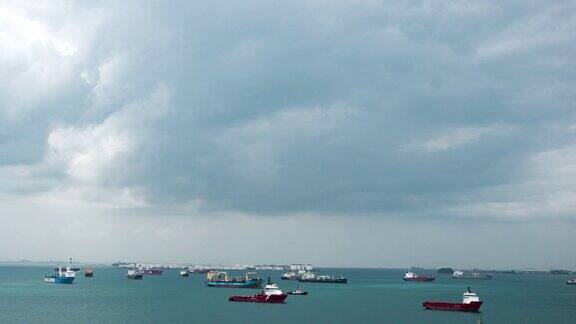 货船在海洋和云上的时间流逝