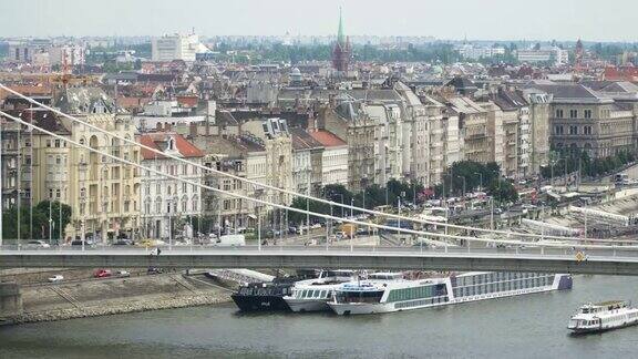 摇拍:从城堡山看白天的布达佩斯城市景观伊丽莎白桥的一部分