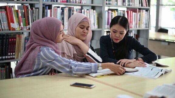 在图书馆学习的亚洲大学生