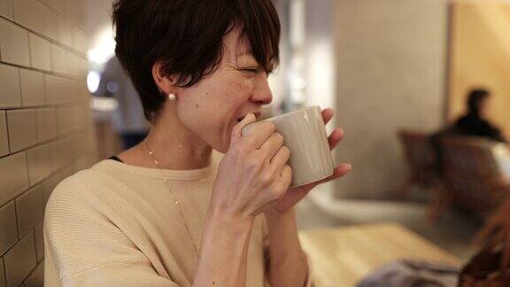 日本妇女在咖啡馆喝咖啡