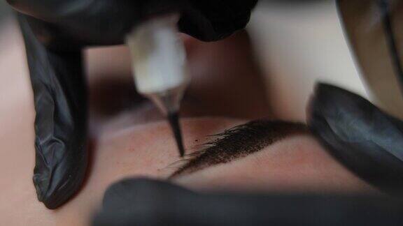 微刀笔注射墨水面部皮肤特写特写高加索客户在美容院与专业美容师做永久化妆纹身眉毛女性美概念