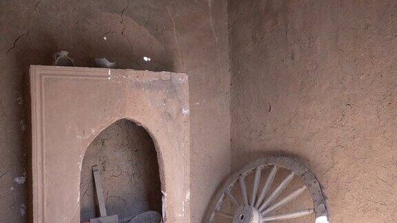 中国新疆吐鲁番葡萄谷阿凡提重建屋的古代传统民居室内