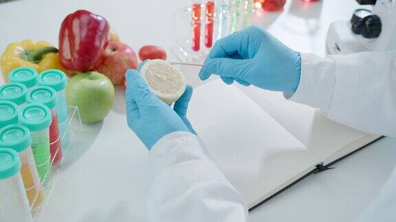 科学家在实验室检查化学水果残留物控制专家检查化学残留物的浓度危害标准发现违禁物质污染微生物学家