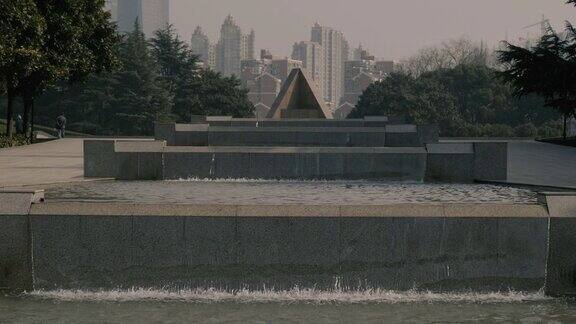 龙华烈士陵园金字塔为背景喷泉一层层