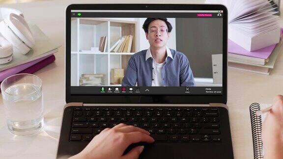视频通话在线会议亚洲男教练笔记本电脑