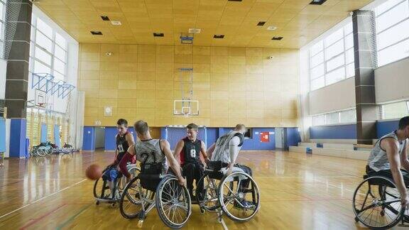 男子参加轮椅篮球比赛的慢动作录像