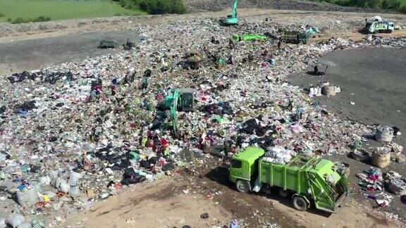 鸟瞰图山地垃圾填埋与垃圾