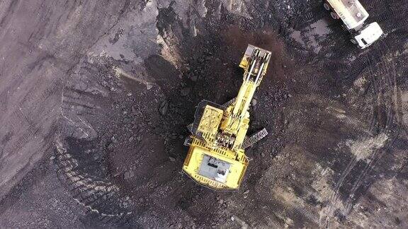 一台大型挖土机正在煤矿里工作