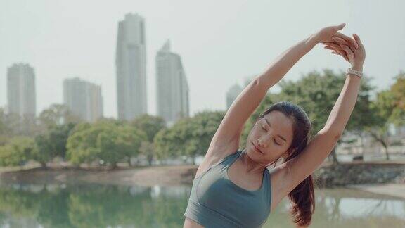 年轻的亚洲女性在公园里伸展自我照顾积极健康的生活方式