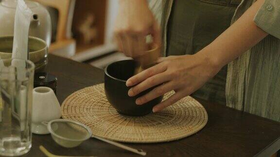 亚洲女性手工制作传统禅宗抹茶