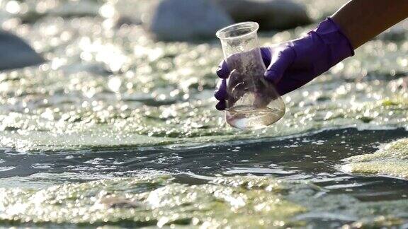 女科学家采集被污染的水样本