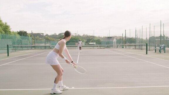 一段年轻女子在球场上打网球的4k视频