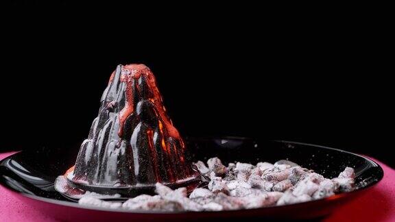 玩具火山爆发的化学反应使用苏打醋红色染料4K