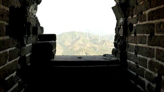 中国古代长城遗址的烽火台裂缝