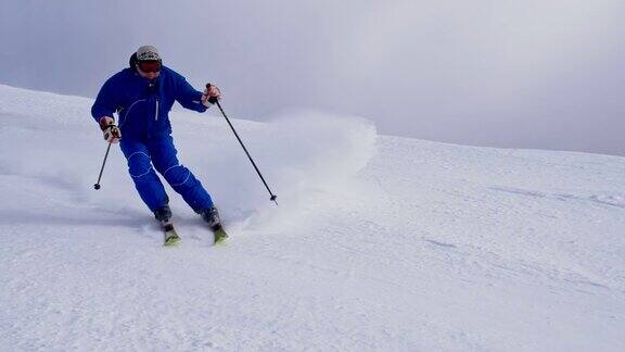 潘满滑下滑雪坡