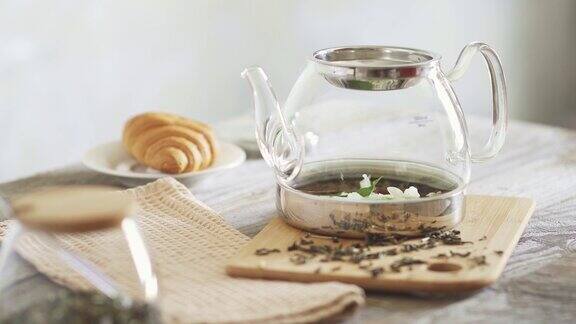 女士为早餐准备绿茶用茉莉花冲泡绿茶的过程手把茉莉花