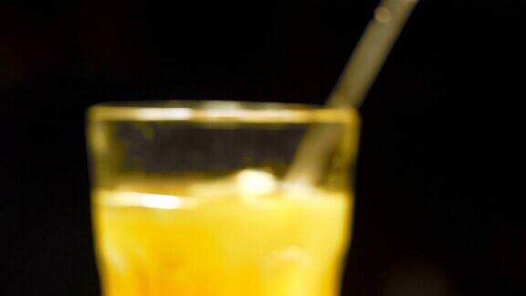 冰coctail特写镜头朗姆酒和芒果汁