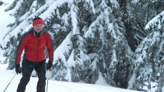 SLOMO男子在越野滑雪跑道上