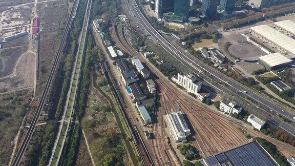 实时屋顶太阳能系统在上海太阳能电池板上的上海地铁站建筑屋顶鸟瞰图