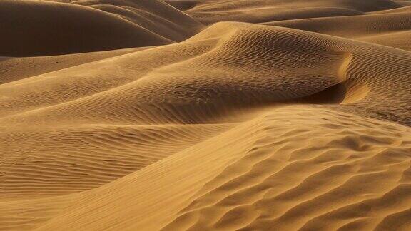 日落在沙漠沙漠里的沙丘里沙子随风摇摆沙丘上布满了褶皱UHD