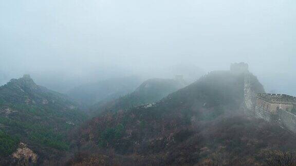 春雨中的长城雨雾中的自然风光(延时)