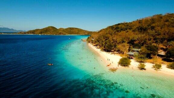 鸟瞰图美丽的海滩在一个热带岛屿香蕉菲律宾