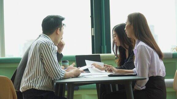 一群快乐的亚洲青年大学生用笔记本电脑进行头脑风暴和讨论在大学图书馆通过网络和课本查找信息在办公室开会