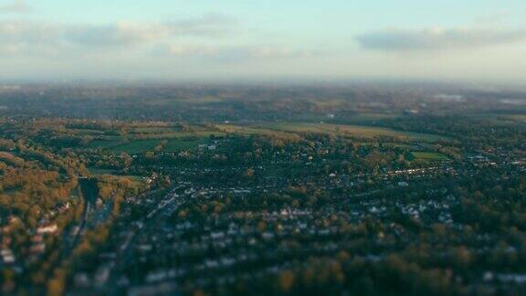 阳光下乡村城镇鸟瞰图具有倾斜移位微缩图像效果4K