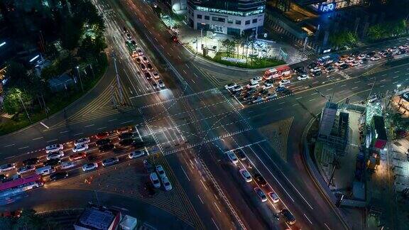 在韩国首尔市的首尔江南中心商业区穿越十字路口的光影景象
