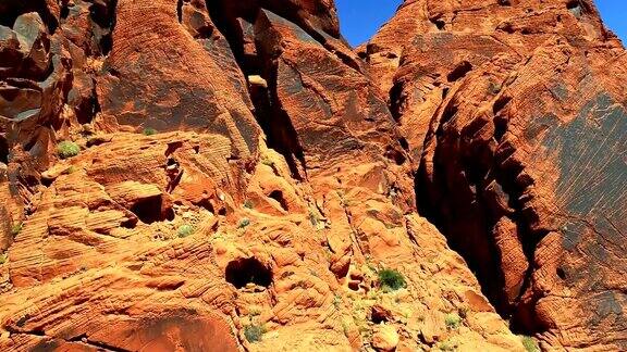 鸟瞰图上的红色岩石山在沙漠景观与明亮的蓝色天空