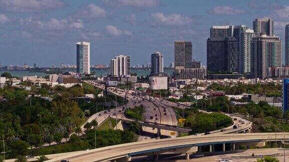 鸟瞰图迈阿密设计区和朱莉娅塔特尔堤道上方的大高架交叉州际95和州际195在北迈阿密佛罗里达州Drone-madeb-roll的画面