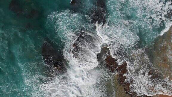 澳大利亚鸟瞰图海浪打破海滩美丽的海景