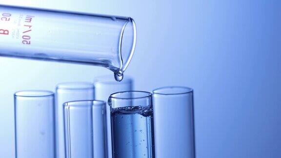 用透明液体做实验的科学实验室