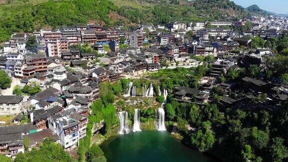 鸟瞰图美丽的芙蓉瀑布在著名的古镇令人惊叹的亚洲老城鸟瞰图和瀑布中国湖南湘西芙蓉高质量的免版税库存素材