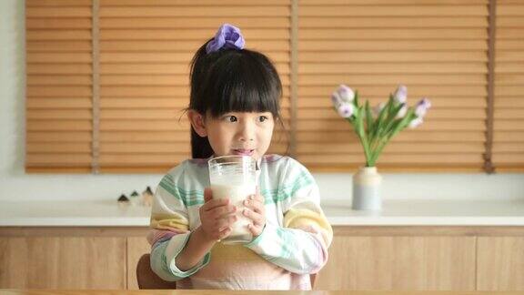 小女孩在家里喝牛奶
