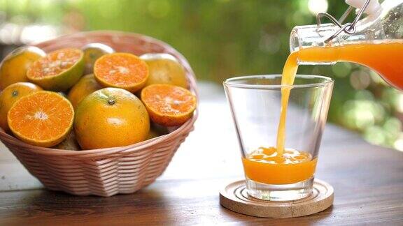 橙汁绿色背景的新鲜水果
