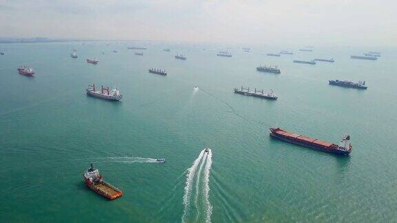 航空货船在海上抛锚停泊新加坡