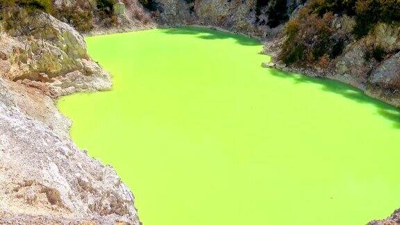 神奇的绿色地热湖魔鬼浴waio-tapu地热仙境罗托鲁瓦新西兰