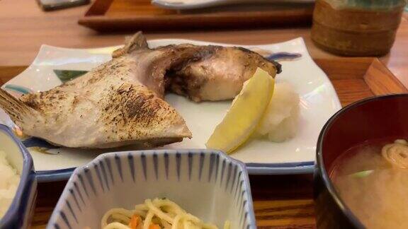 日本的烤鱼套餐