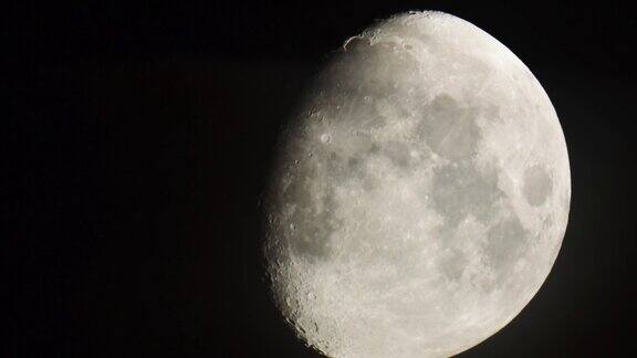 静态视图近地卫星月球全在框架变苍白新月阶段从望远镜看宇宙