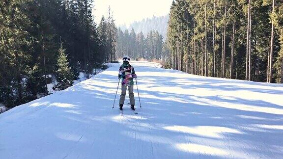 在一个美丽的冬日女子越野滑雪的后视图