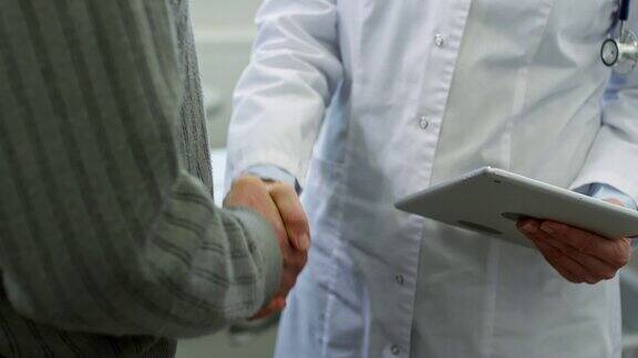 医生与男病人握手