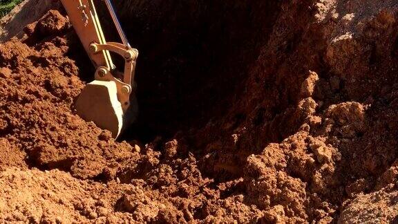 挖掘机正在挖掘石英砂岩